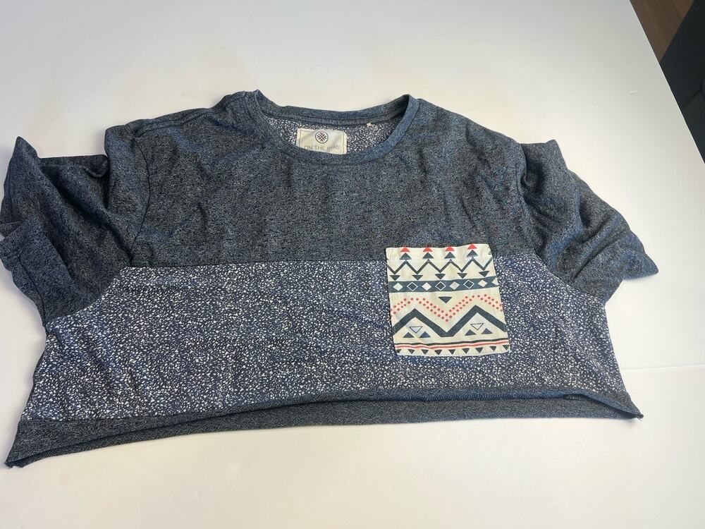 On The Byas Women's T-Shirt Size Large Heather Gray Aztec Cutoff Tee
